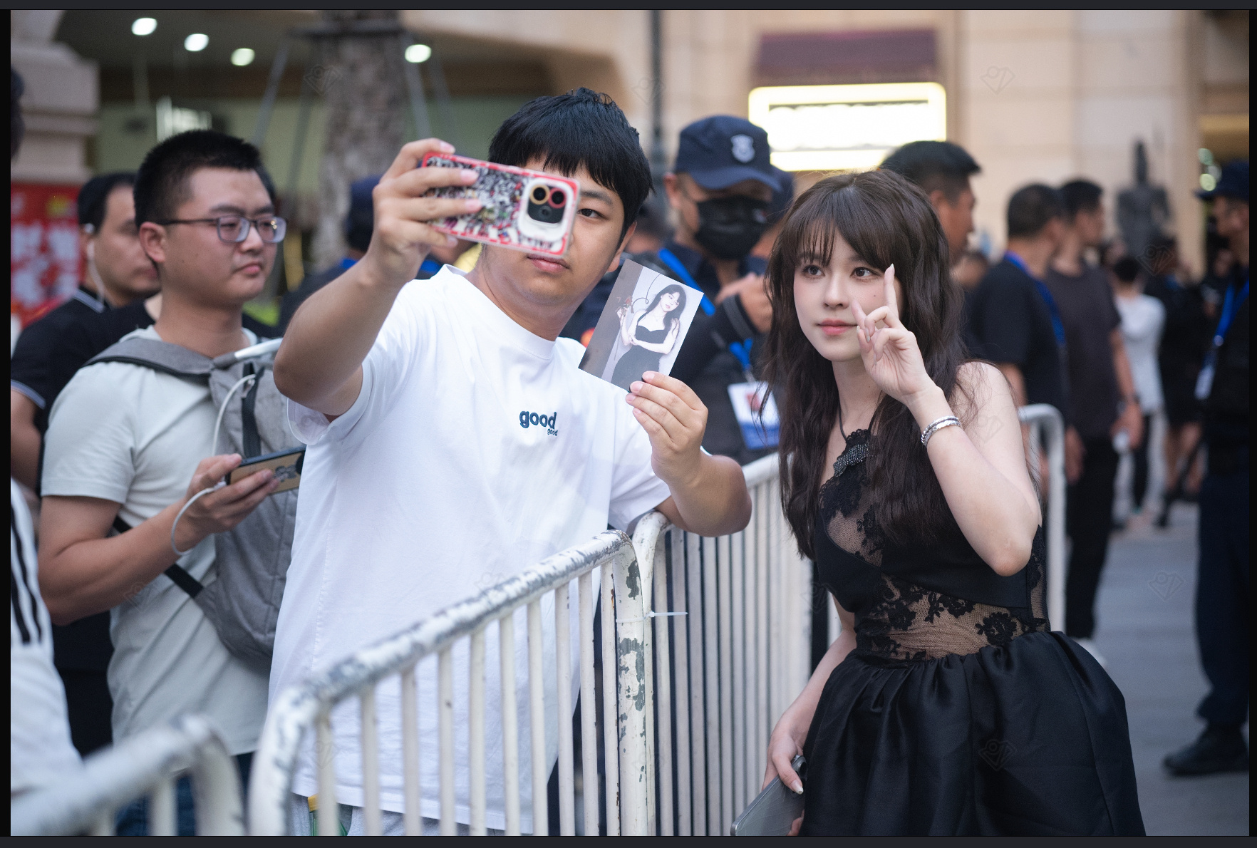 前PUBG美女选手沫子晒照：打卡武汉了 自己做的妆造点评下~