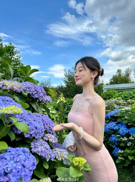 若隐若现？前KPL解说吉尼Gini分享美照：粉色包臀裙尽显窈窕身材