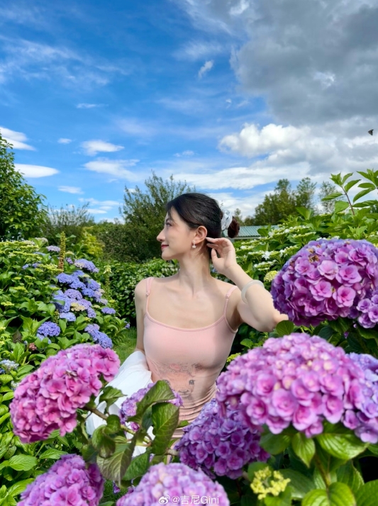 若隐若现？前KPL解说吉尼Gini分享美照：粉色包臀裙尽显窈窕身材
