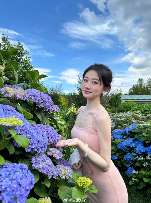 若隐若现？前KPL解说吉尼Gini分享美照：粉色包臀裙尽显窈窕身材