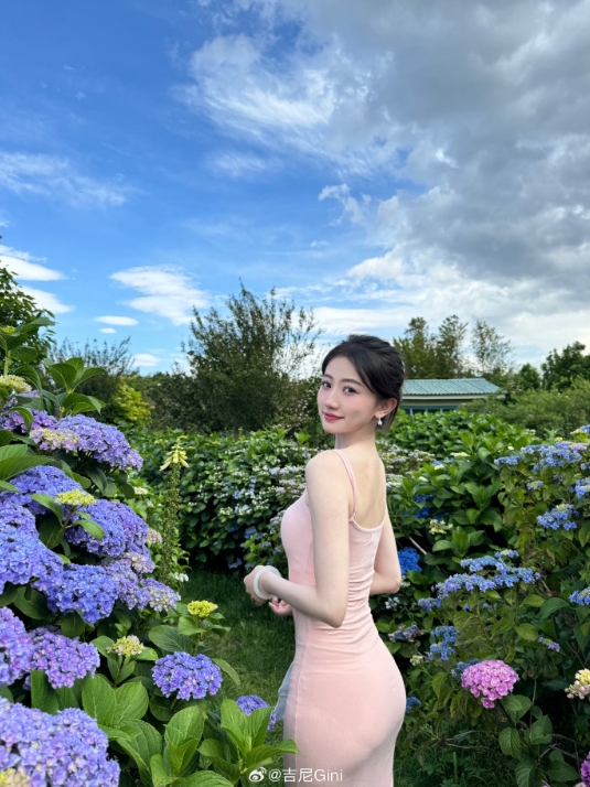 若隐若现？前KPL解说吉尼Gini分享美照：粉色包臀裙尽显窈窕身材