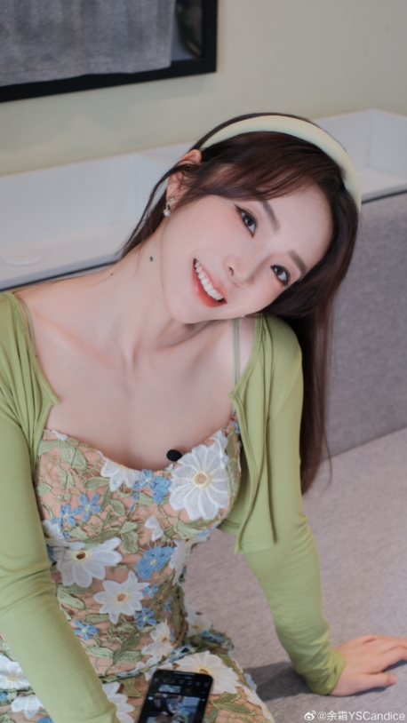 胸前怎么还有小黑子？余霜晒照：青提味的夏天 绿色穿搭清新一夏～