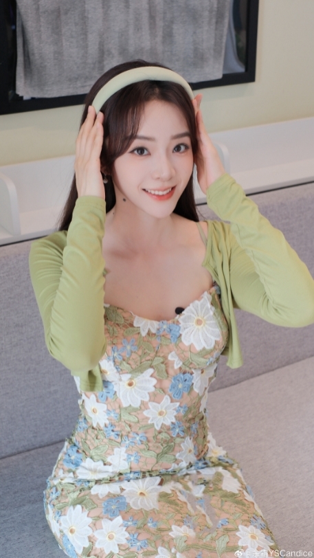 胸前怎么还有小黑子？余霜晒照：青提味的夏天 绿色穿搭清新一夏～