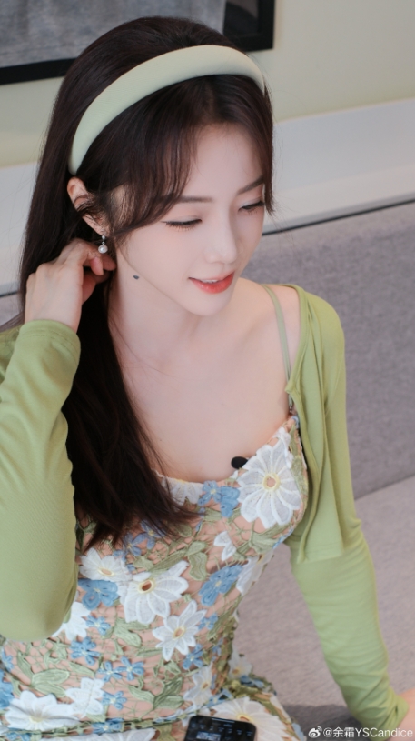 胸前怎么还有小黑子？余霜晒照：青提味的夏天 绿色穿搭清新一夏～