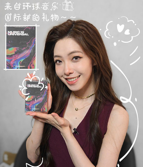 不愧是LPL主持一姐！希然分享了自己在歌手2025和米奇的合照