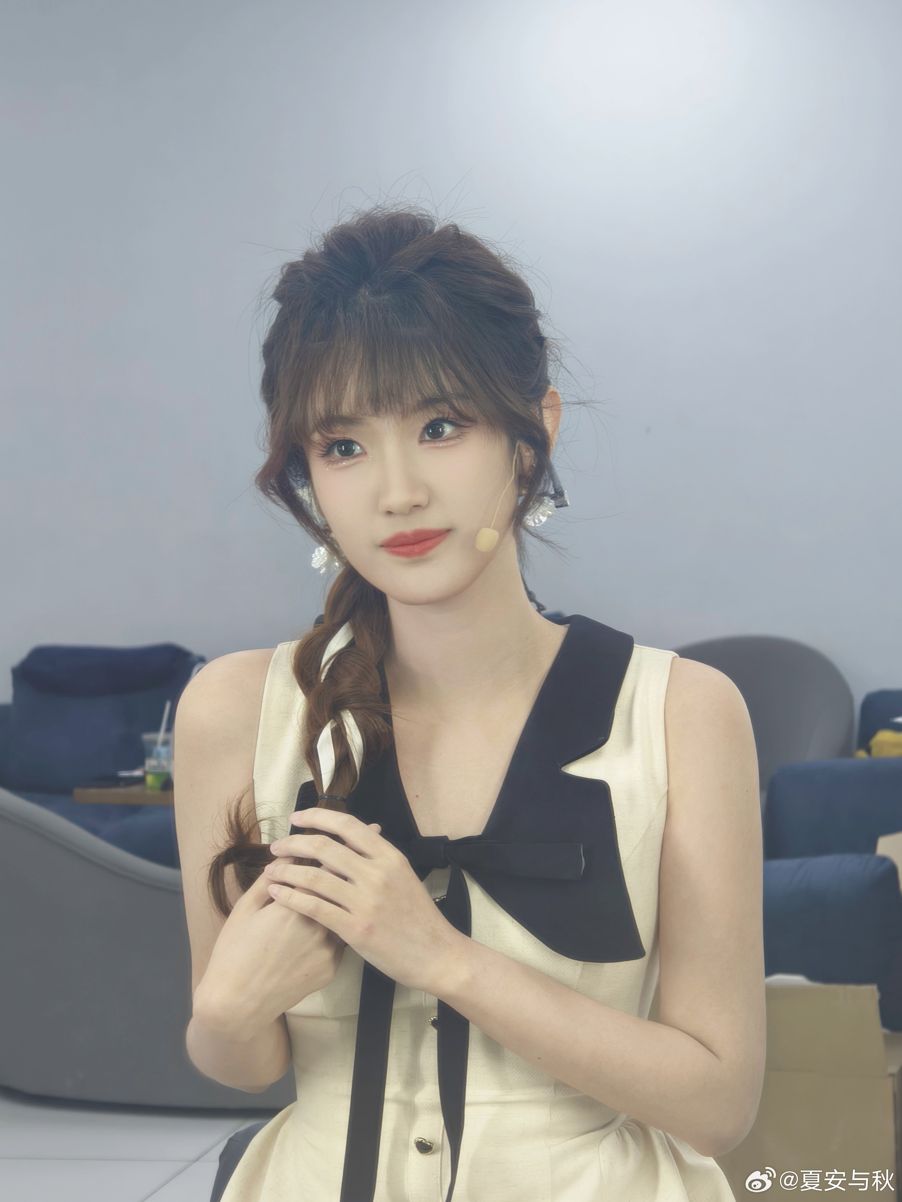 今天是温柔安！LPL女主持夏安晒照：小小麻花辫嘎嘎嘎