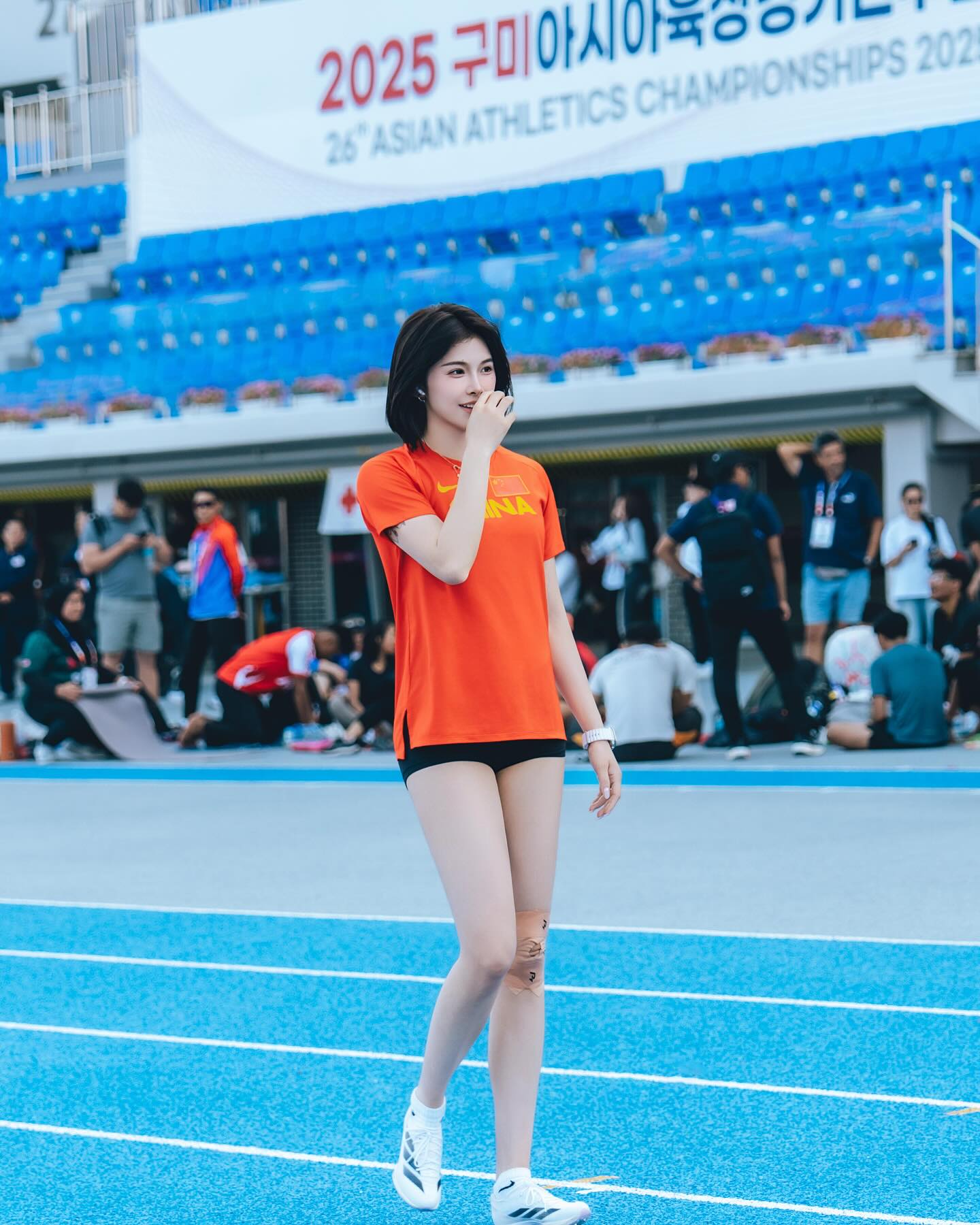美美哒😍吴艳妮晒备战亚锦赛照片，身穿中国队队服秀出修长美腿