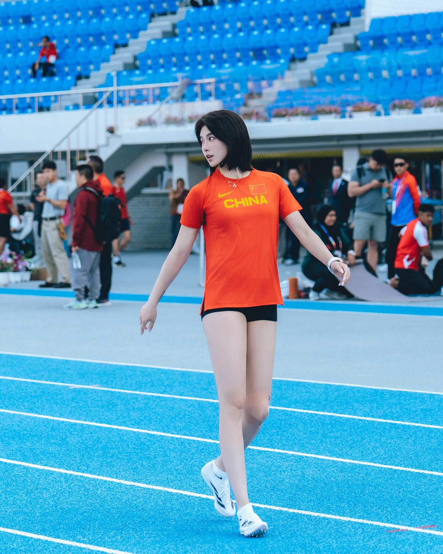 美美哒😍吴艳妮晒备战亚锦赛照片，身穿中国队队服秀出修长美腿