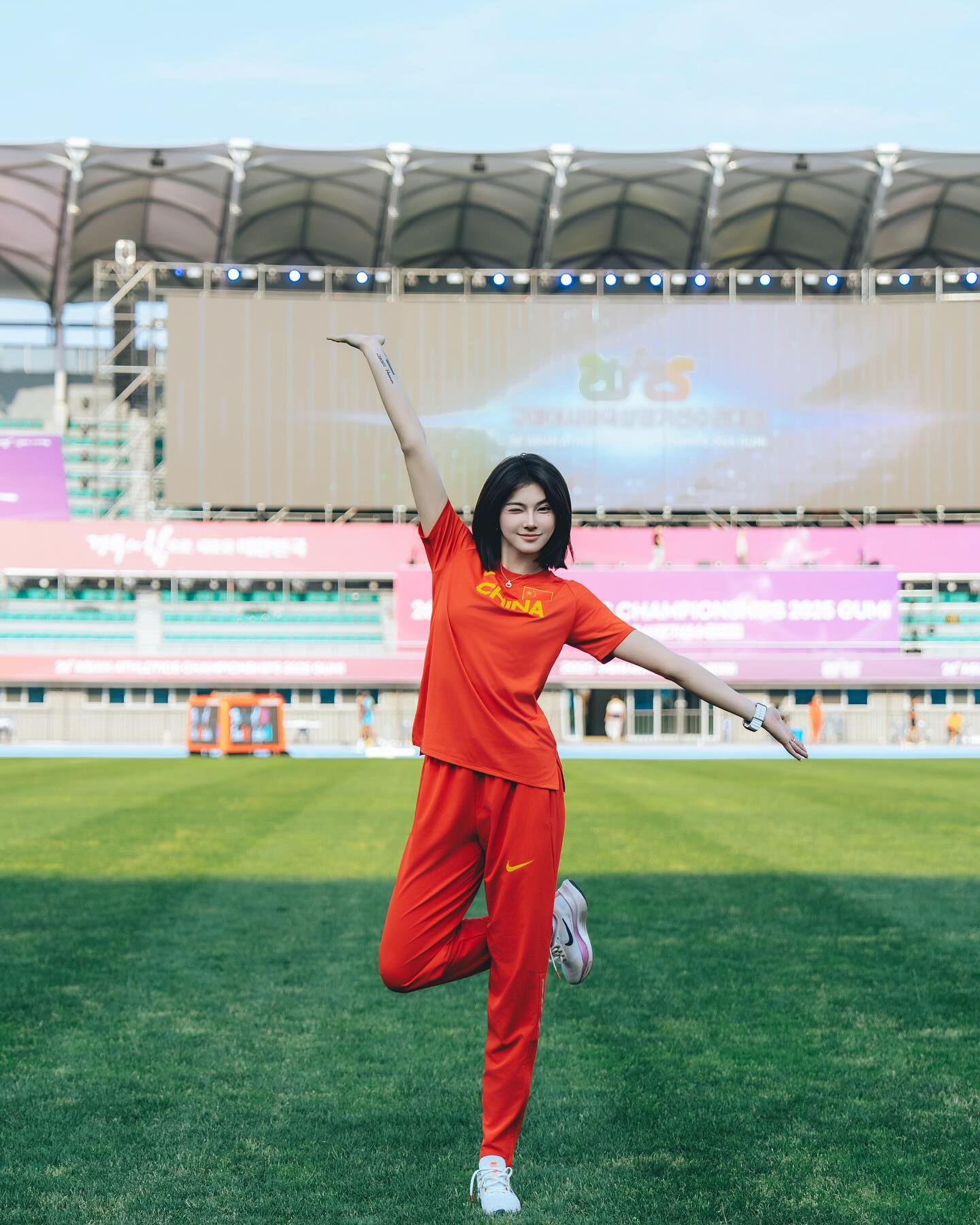 美美哒😍吴艳妮晒备战亚锦赛照片，身穿中国队队服秀出修长美腿