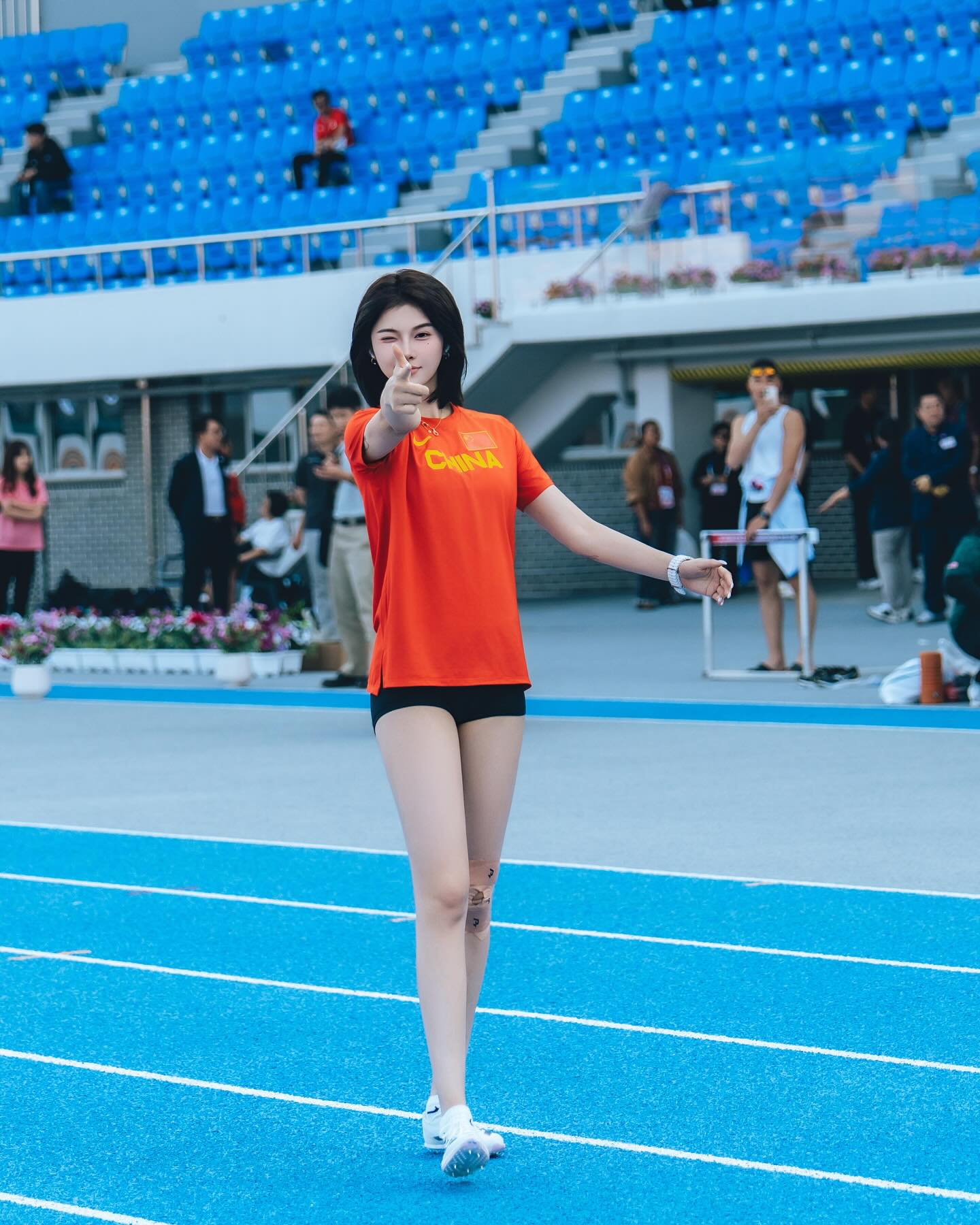 美美哒😍吴艳妮晒备战亚锦赛照片，身穿中国队队服秀出修长美腿