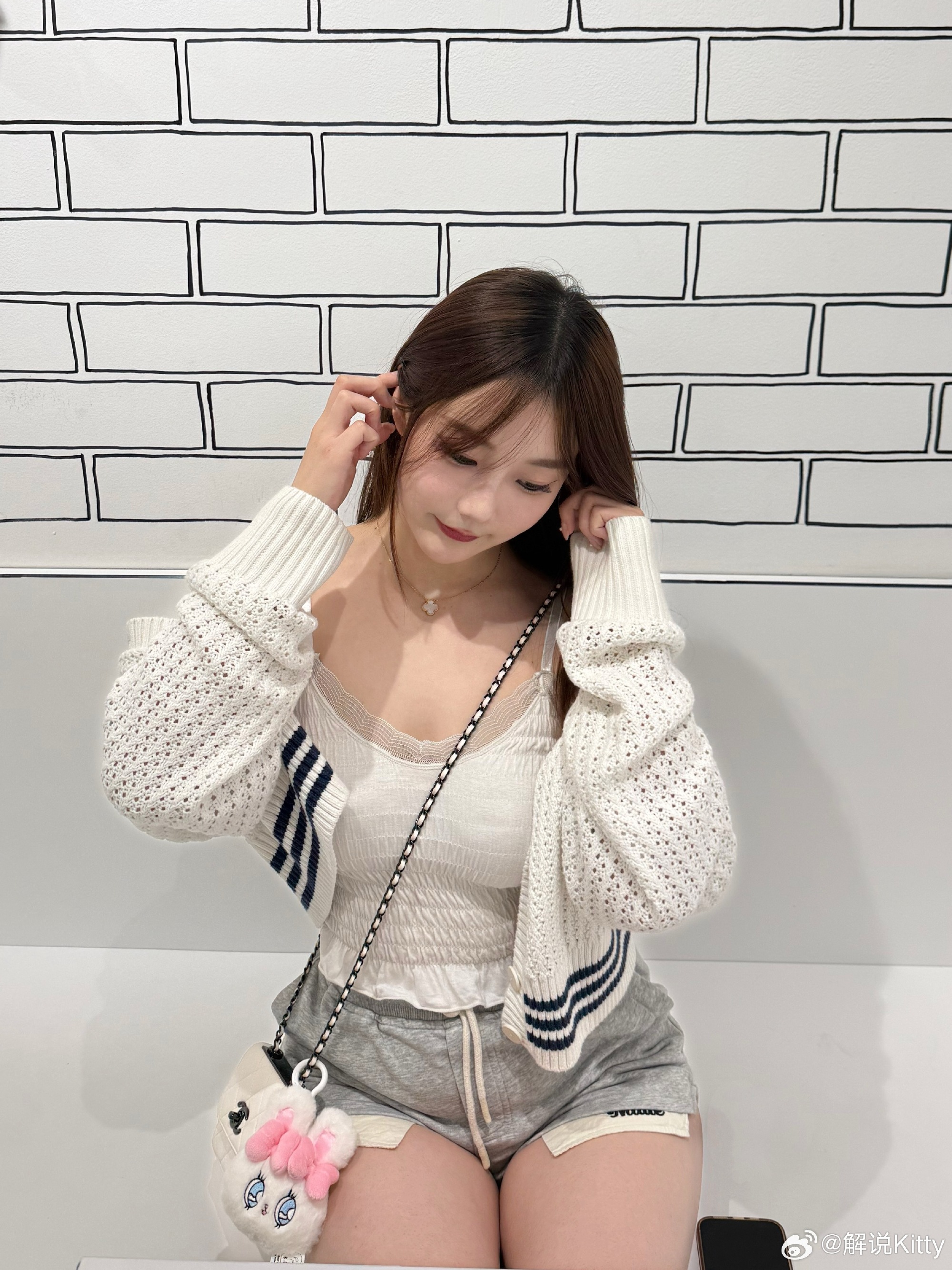 美女解说Kitty分享美照：“小兔兔🐰🎀”~