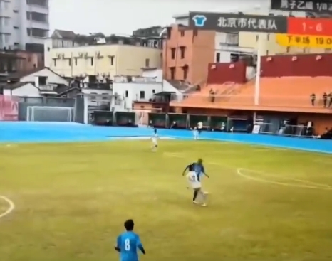 [你怎么看？]杀人足球全运会球员将对手踢骨折 染红+停赛6场