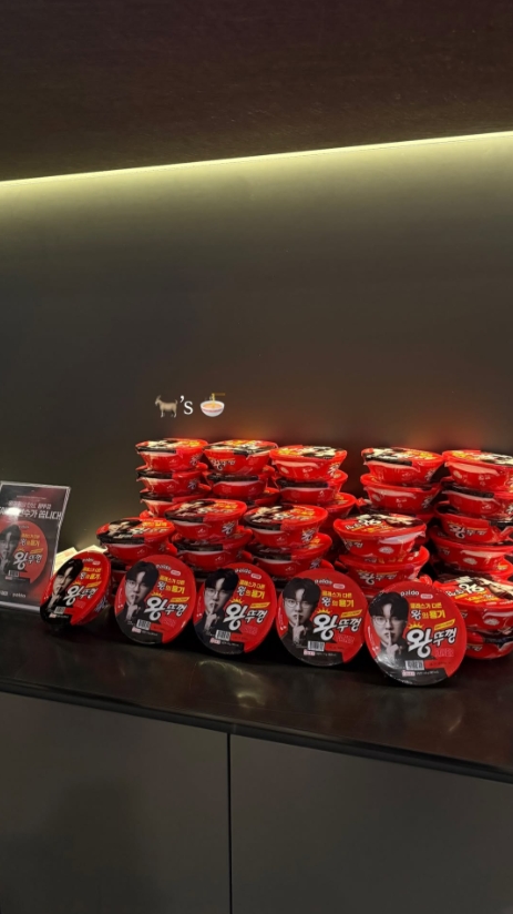 粉丝分享今日LOL park现场，T1的柜台上摆满了Faker代言的拉面😂