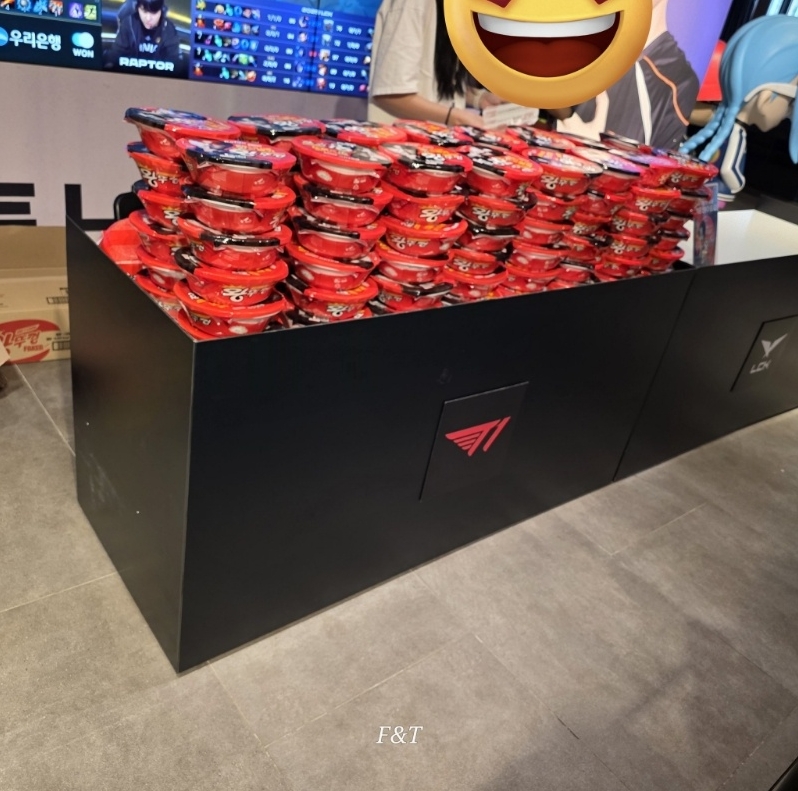粉丝分享今日LOL park现场，T1的柜台上摆满了Faker代言的拉面😂