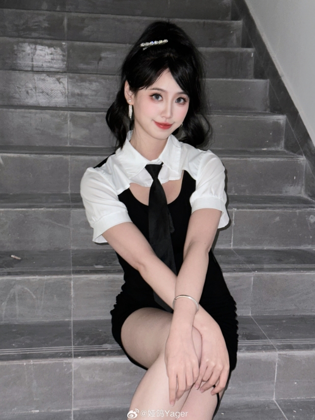 这腿又白又长！永劫无间美女主持娅鸽晒照：整点你们没看过的照片～