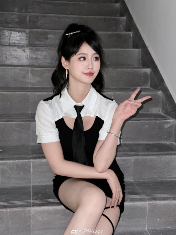 这腿又白又长！永劫无间美女主持娅鸽晒照：整点你们没看过的照片～