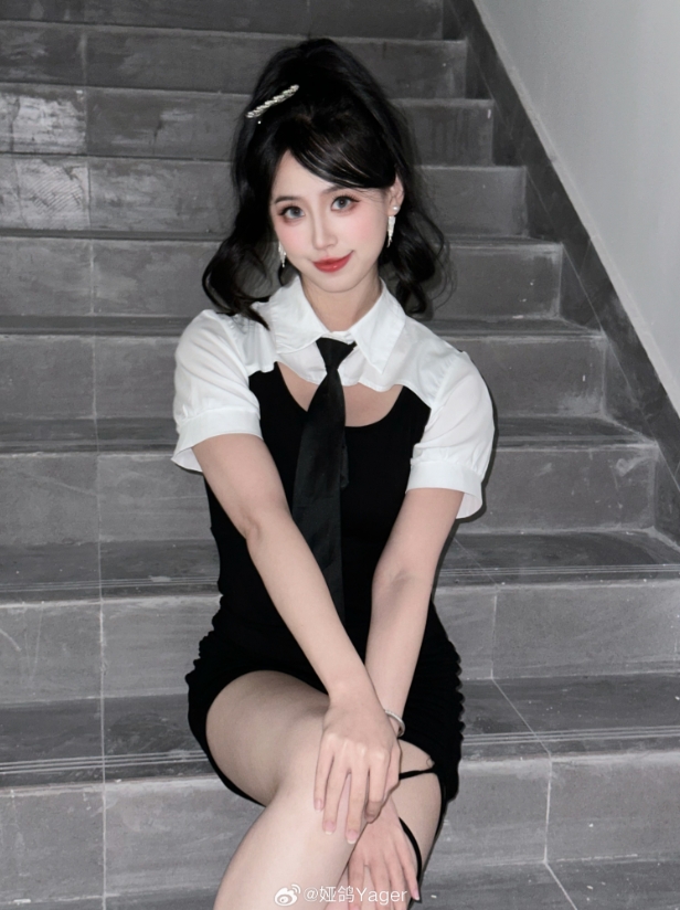 这腿又白又长！永劫无间美女主持娅鸽晒照：整点你们没看过的照片～