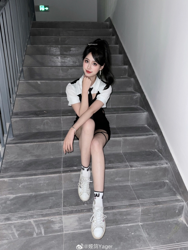 这腿又白又长！永劫无间美女主持娅鸽晒照：整点你们没看过的照片～