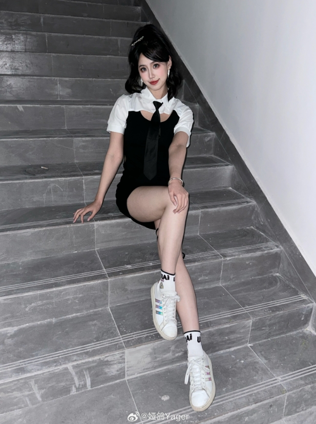 这腿又白又长！永劫无间美女主持娅鸽晒照：整点你们没看过的照片～