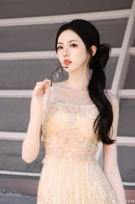 PEL主持吉祥晒照：眼镜才是本体，流苏礼服，突出一个朦胧美~
