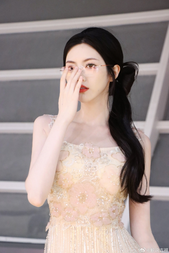 PEL主持吉祥晒照：眼镜才是本体，流苏礼服，突出一个朦胧美~