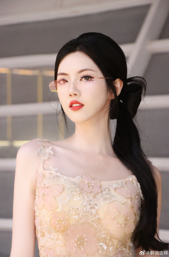 PEL主持吉祥晒照：眼镜才是本体，流苏礼服，突出一个朦胧美~