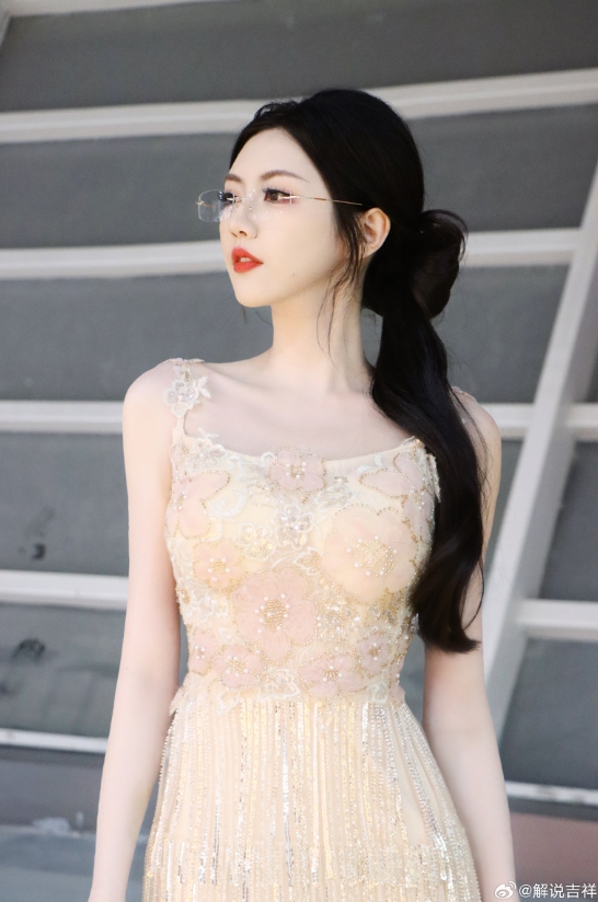 PEL主持吉祥晒照：眼镜才是本体，流苏礼服，突出一个朦胧美~