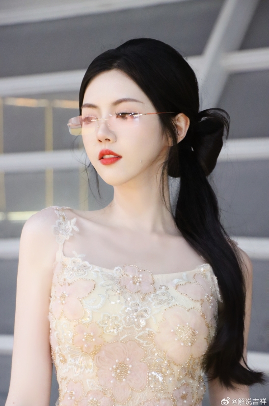 PEL主持吉祥晒照：眼镜才是本体，流苏礼服，突出一个朦胧美~