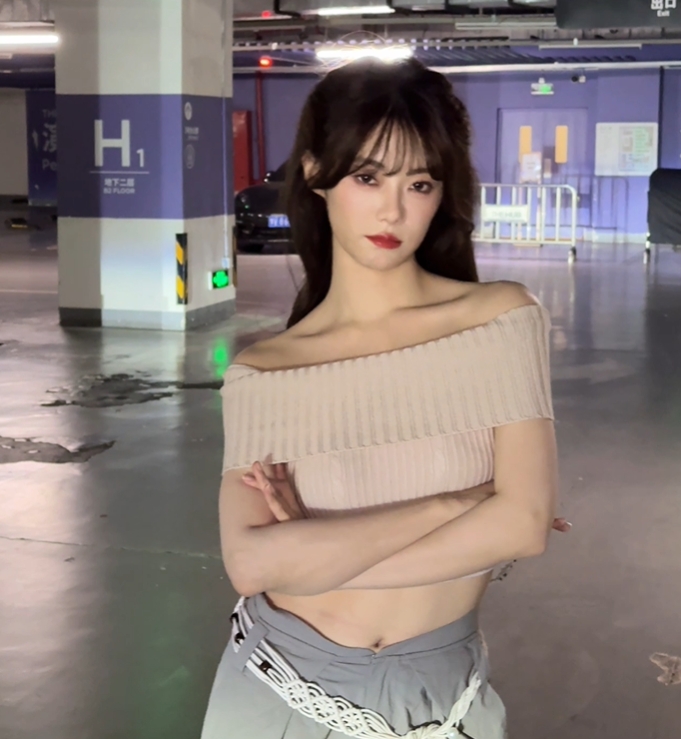 小钰更博晒照：今年好喜欢轻工装风 被自己帅住