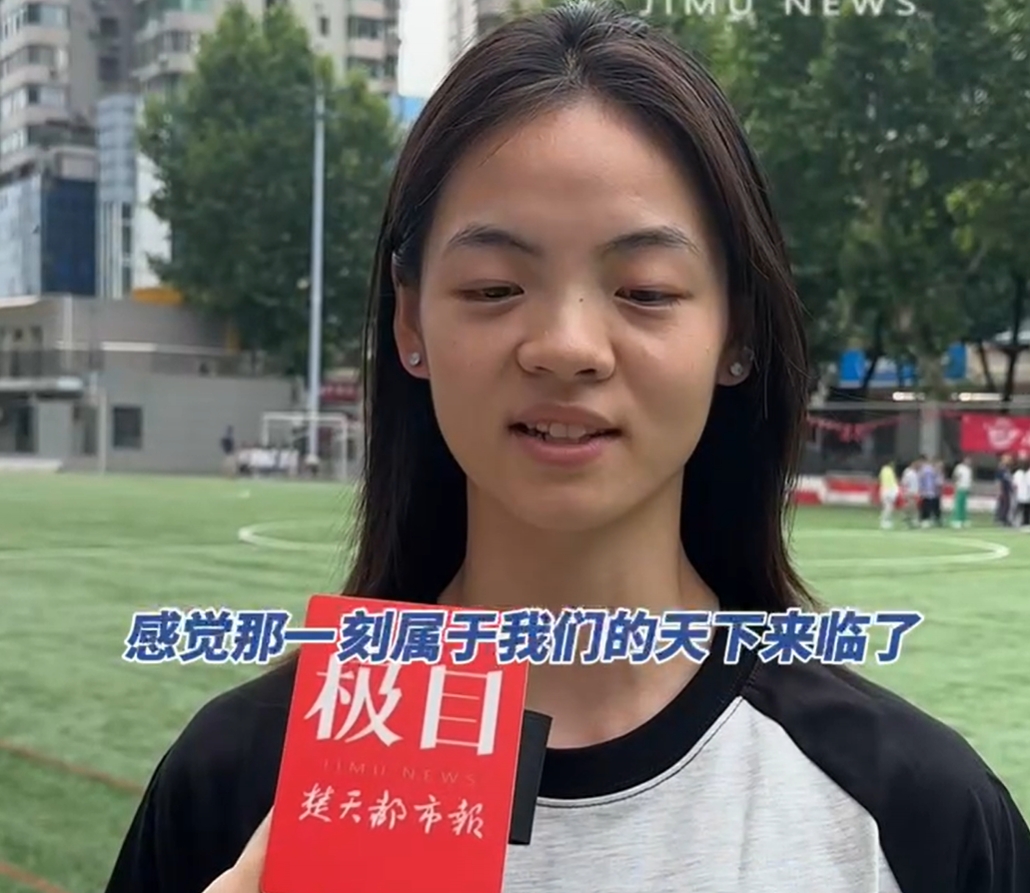 从小踢防守位，被球迷评价反差很大，江大女足队员回母校探望师生