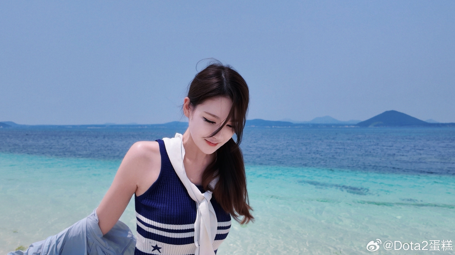 修长双腿太迷人！DOTA2美女解说蛋糕晒旅游照