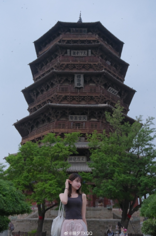 朱脣皓齿！LPL女解说瞳夕晒旅游照：谁说恒山爬起来很简单的！