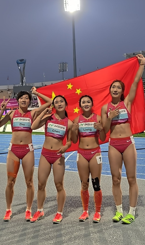 亚锦赛女子4x100m接力：中国队43秒28轻松夺冠！陈妤颉两小时两金