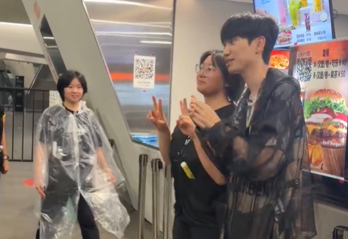 这就是大主播！糖小幽分享：笑死 王心凌演唱会结束变成doinb粉丝见面会