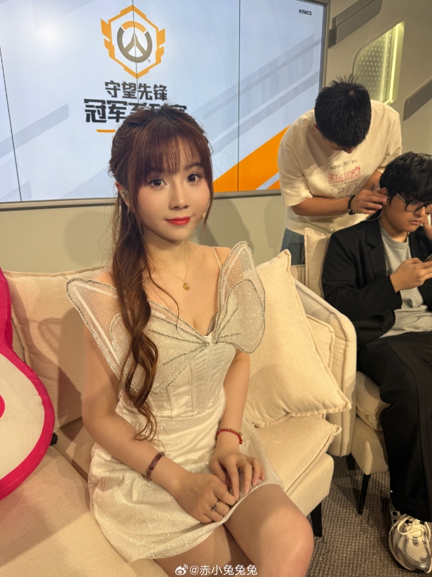 OWL解说赤小兔晒照：今天也是头昏昏沉沉晕的一天