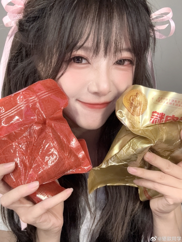 主持骆歆晒照：幸福二选一！ 是猪肉粽还是蜜枣粽～