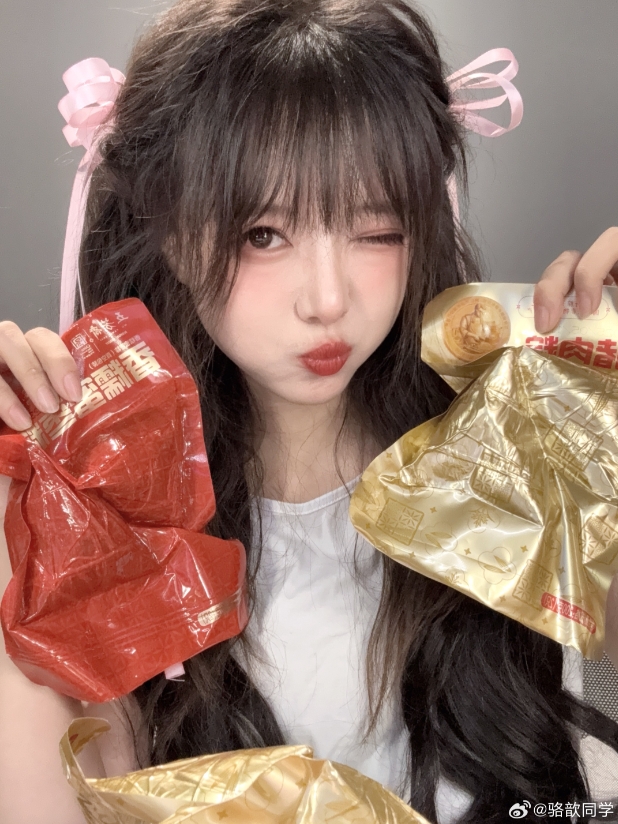 主持骆歆晒照：幸福二选一！ 是猪肉粽还是蜜枣粽～