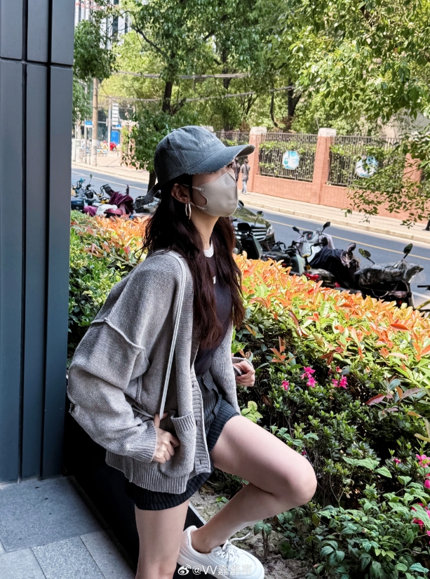 无畏契约女主持V嘉晒照：谁家好人穿高跟鞋裙子赶飞机啊