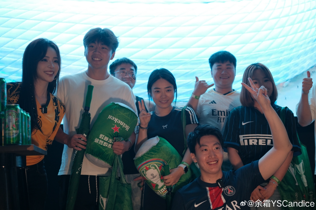 余霜晒照：和大家一起看球很开心！恭喜大巴黎！！