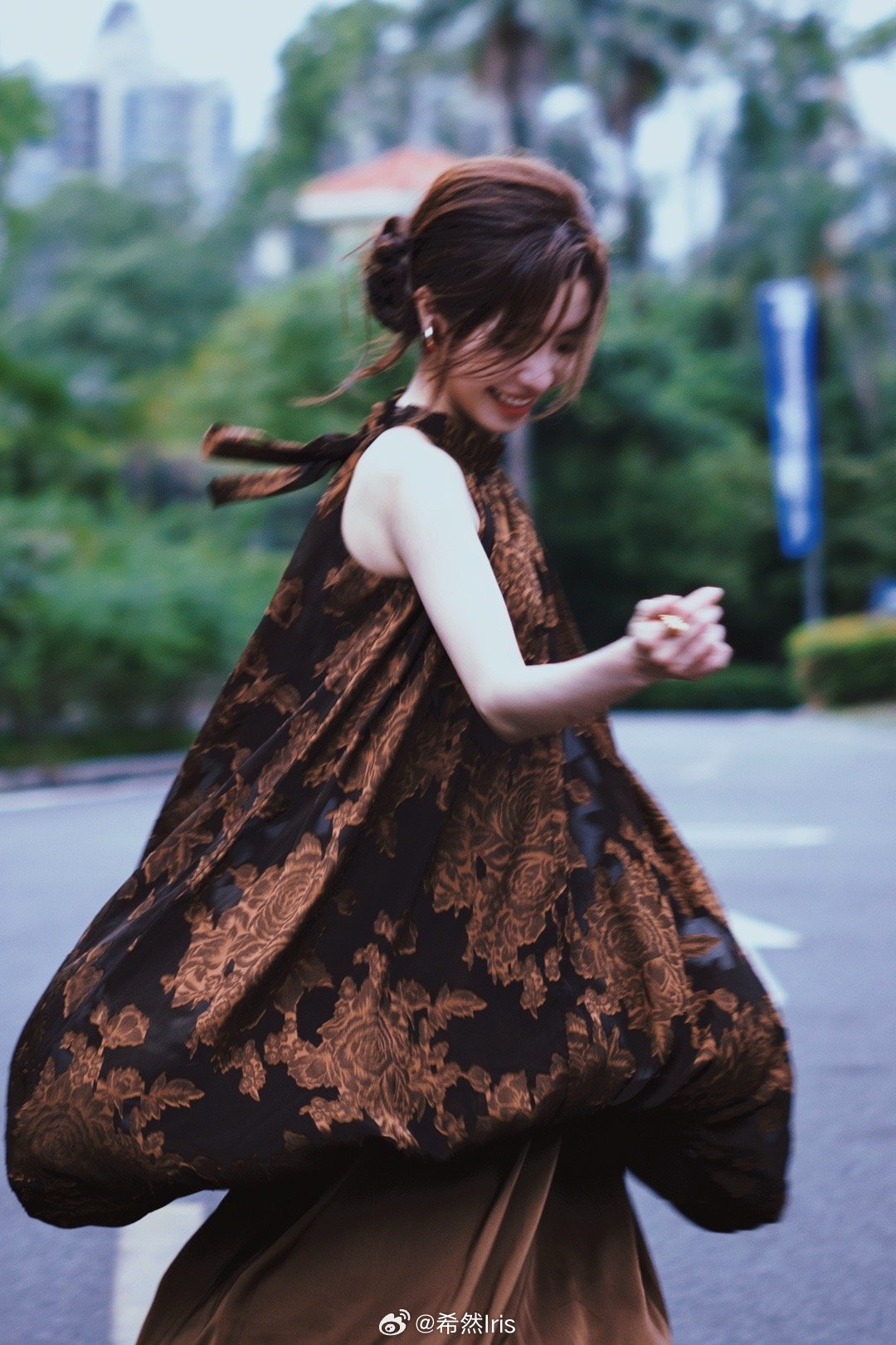 LPL美女主持人希然晒照：“把风唱的歌藏到裙摆里~”😍