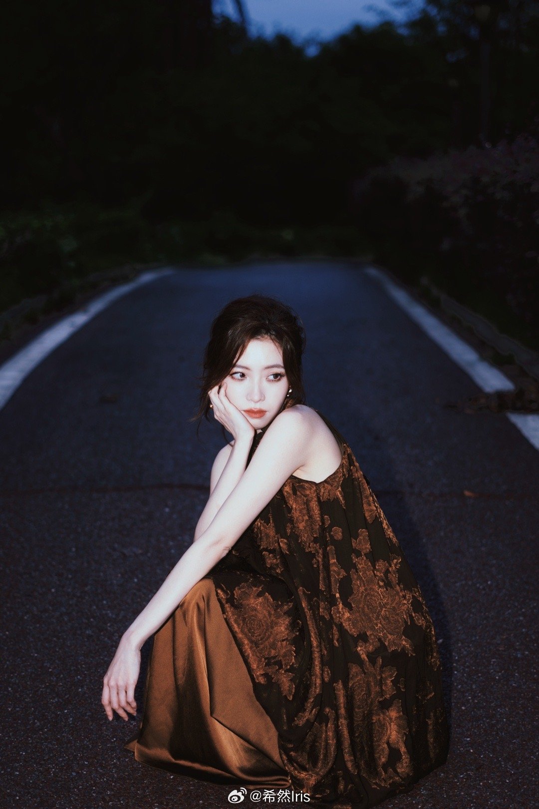 LPL美女主持人希然晒照：“把风唱的歌藏到裙摆里~”😍