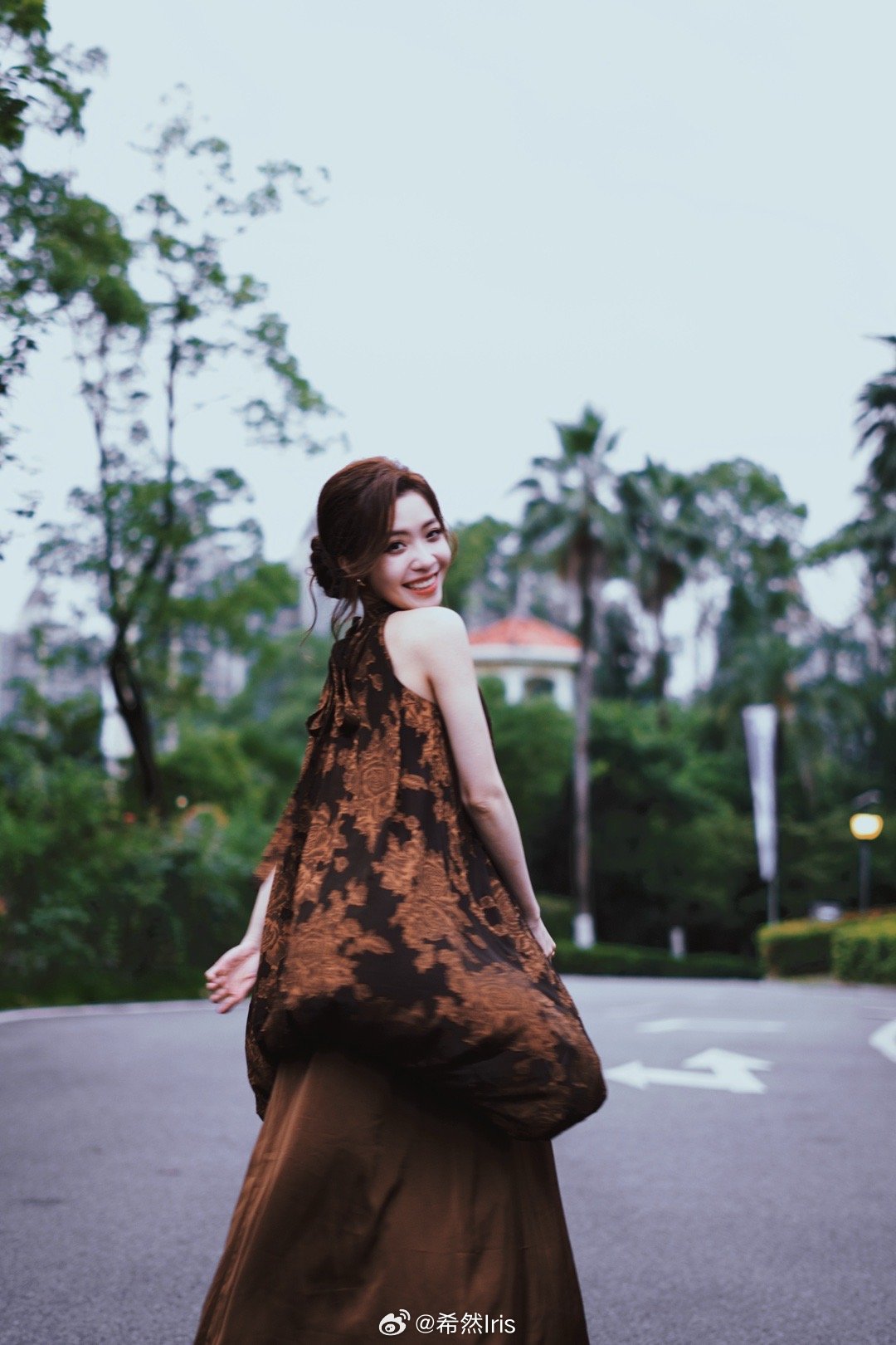 LPL美女主持人希然晒照：“把风唱的歌藏到裙摆里~”😍