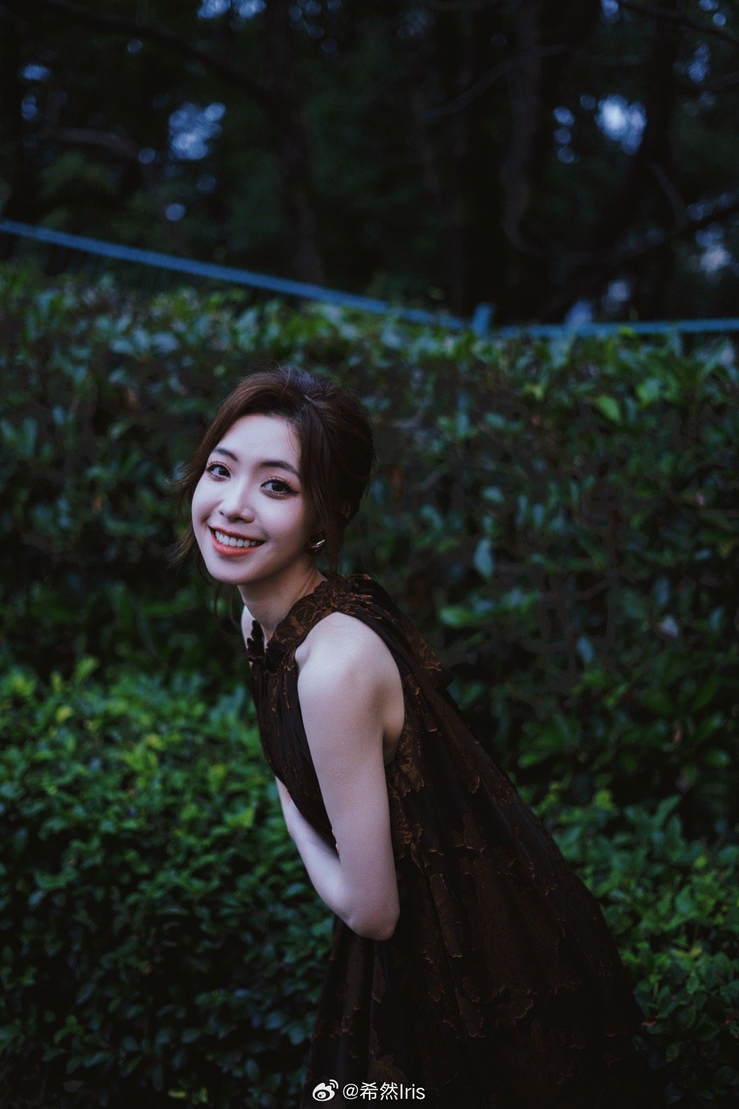 LPL美女主持人希然晒照：“把风唱的歌藏到裙摆里~”😍