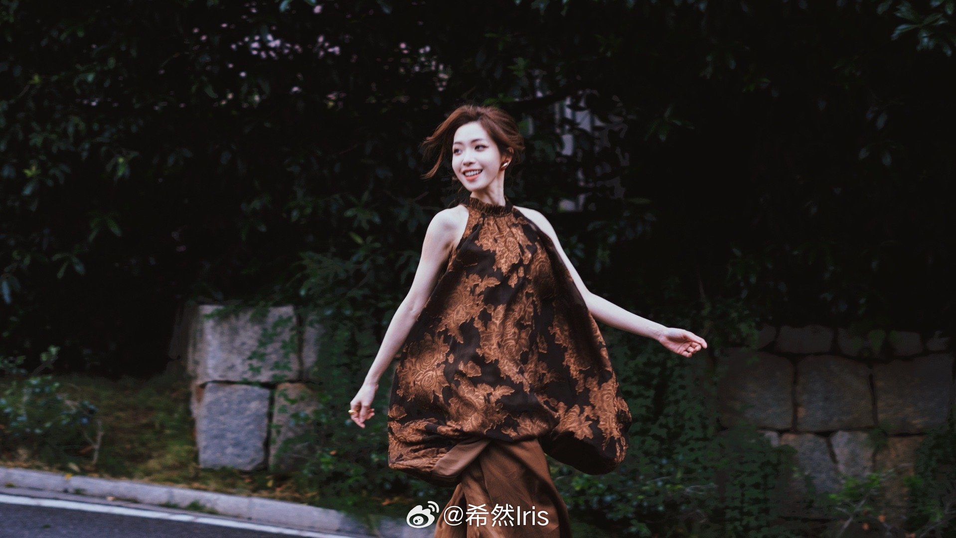 LPL美女主持人希然晒照：“把风唱的歌藏到裙摆里~”😍