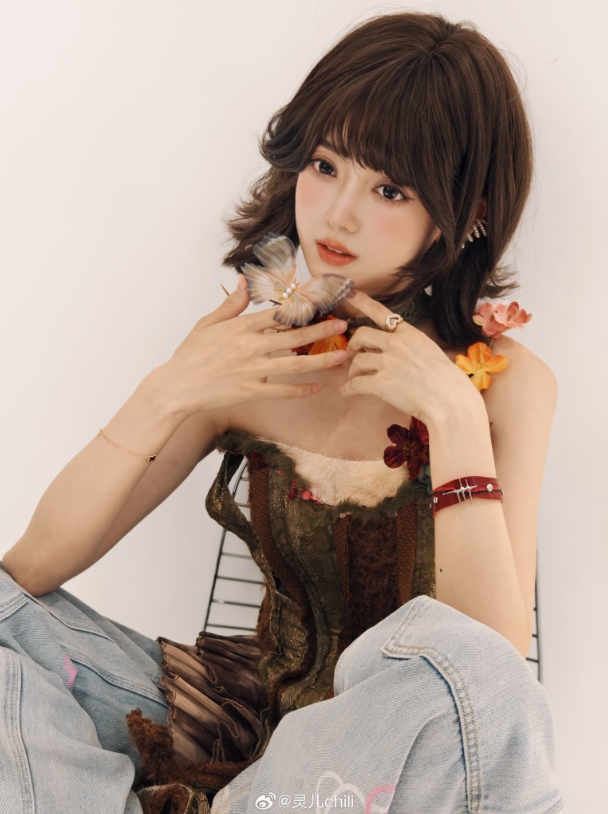 如此貌美！KPL主持人灵儿晒照：怎么不算夏季赛定妆照呢