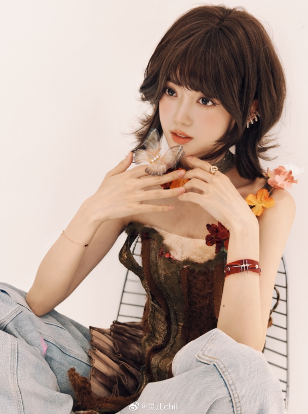 如此貌美！KPL主持人灵儿晒照：怎么不算夏季赛定妆照呢