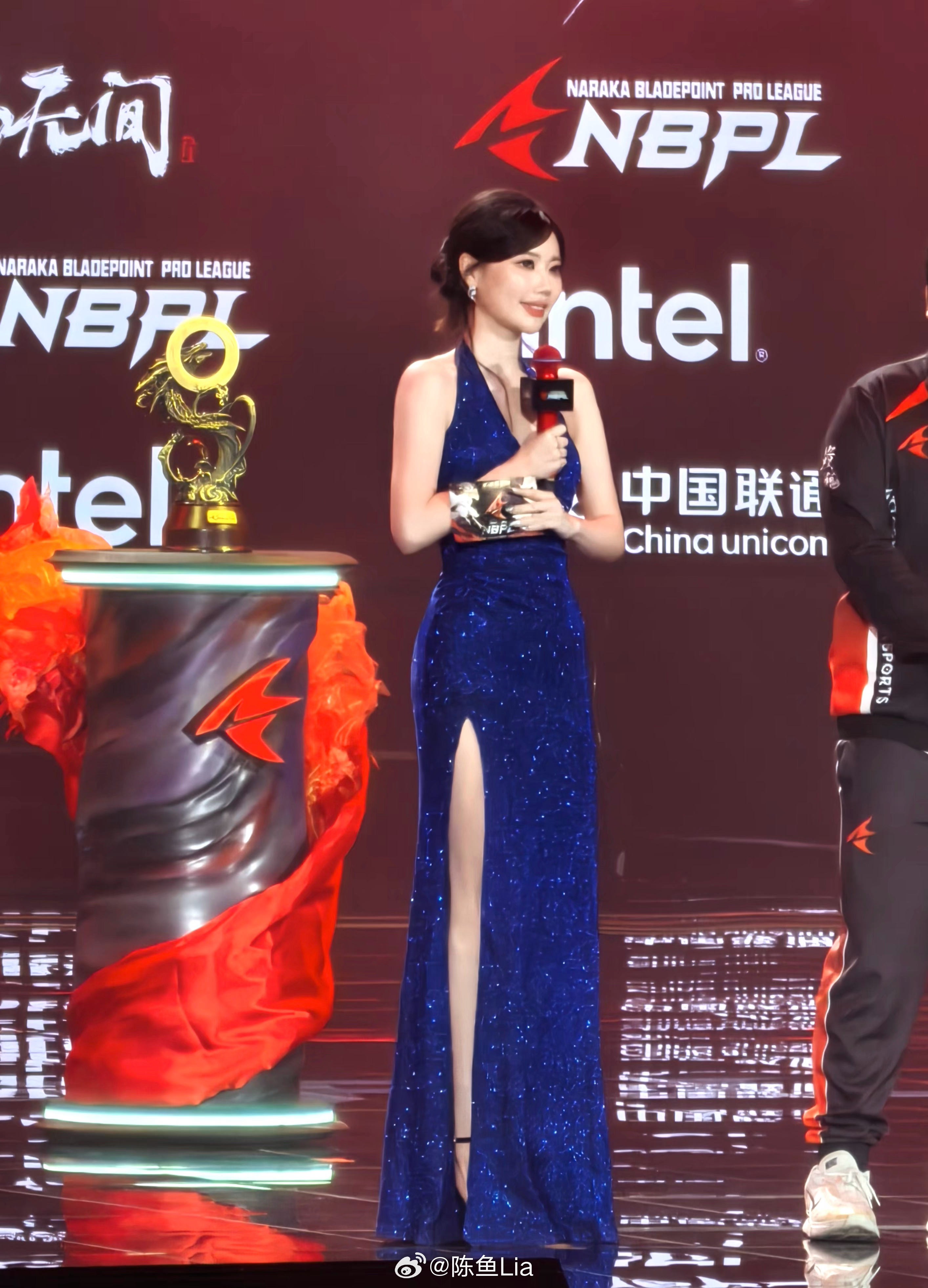 眼镜好啊 眼镜得戴！永劫无间赛事主持晒照：全靠粉丝喂图 比我拍的都好