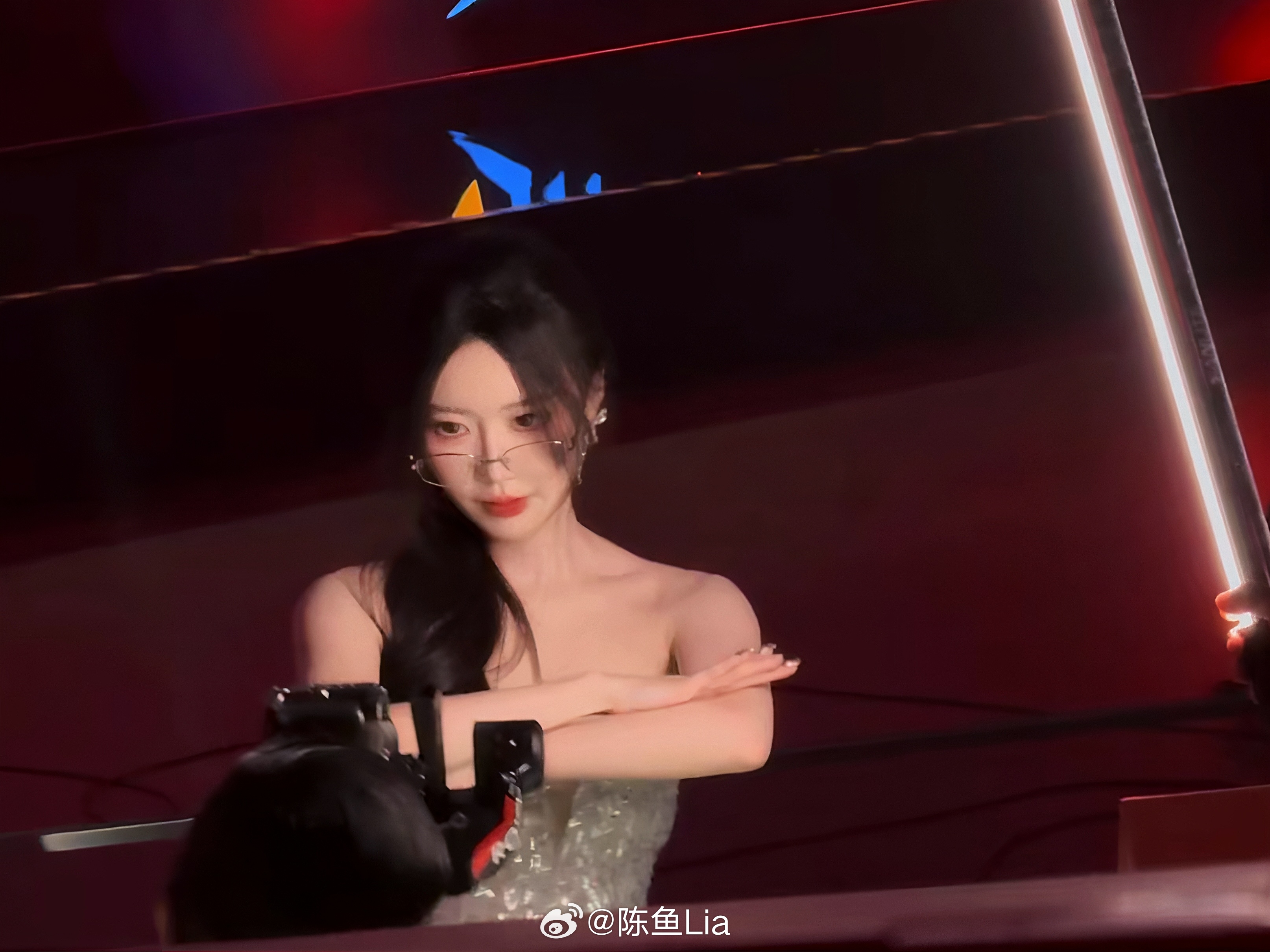 眼镜好啊 眼镜得戴！永劫无间赛事主持晒照：全靠粉丝喂图 比我拍的都好