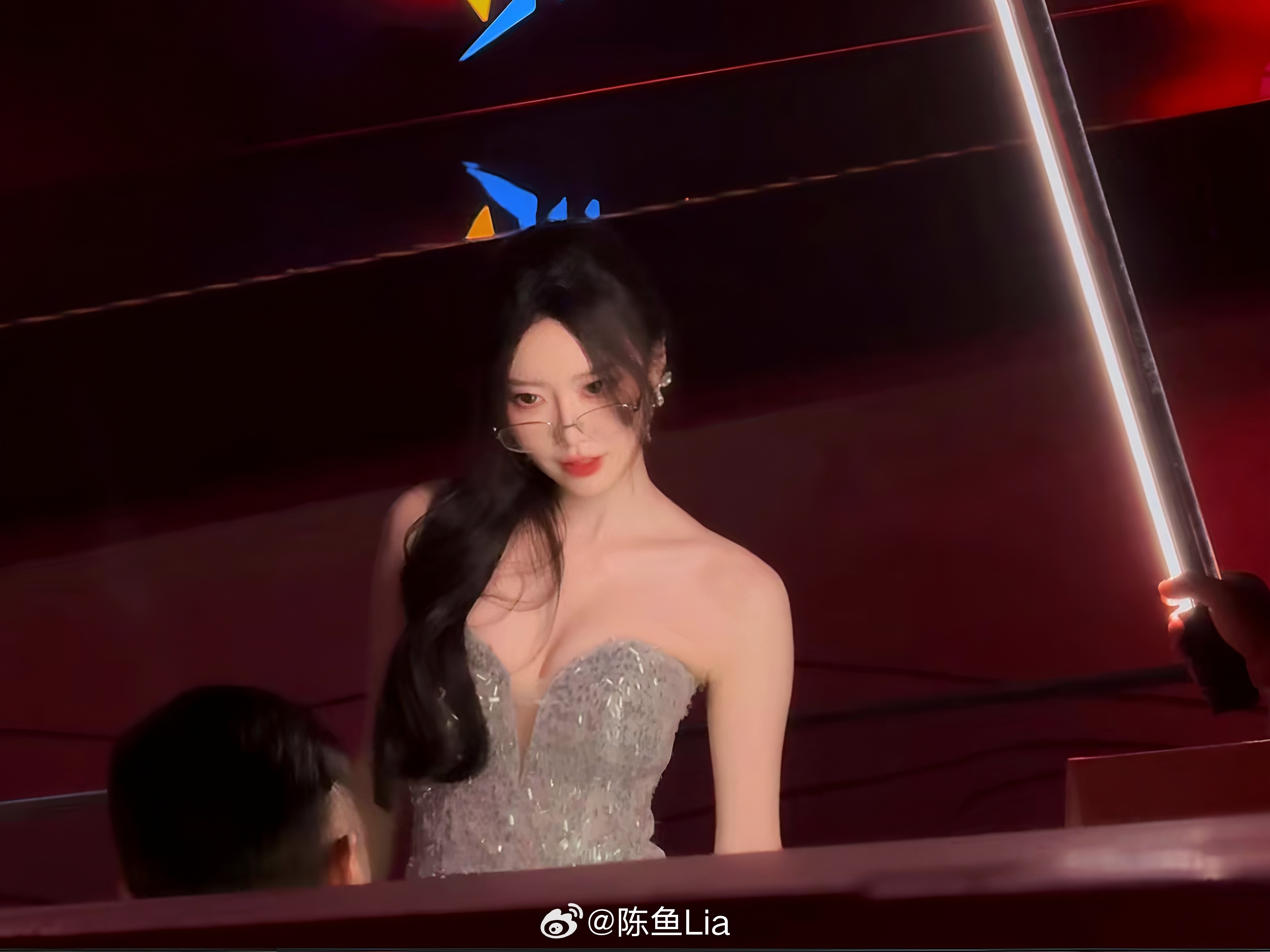 眼镜好啊 眼镜得戴！永劫无间赛事主持晒照：全靠粉丝喂图 比我拍的都好