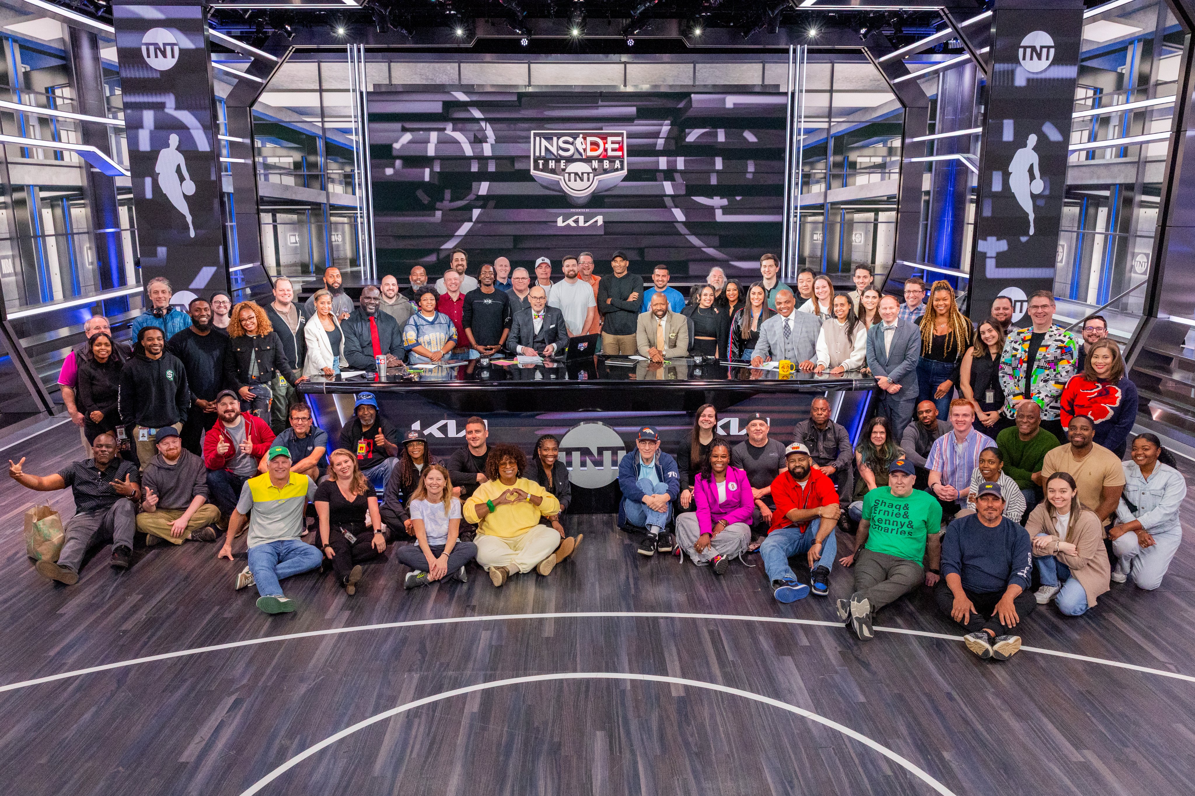 泪目😭TNT结束与NBA36年合作 为全体员工颁发戒指&合影留念